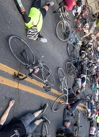 Cyclistes allongés